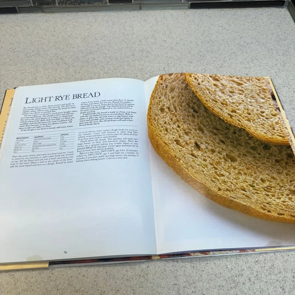 The Bread Book Beverley Sutherland‎ Smith 1986 Hardcover Cookbook Crescent Books